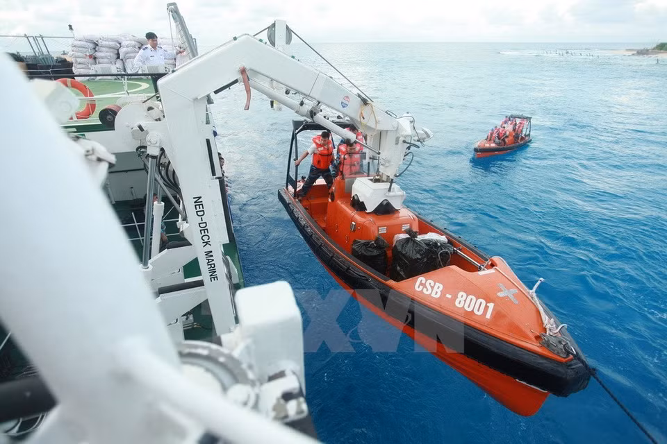 El barco CSB 8001 en la plataforma petrolera DK1/15 (Fuente: VNA)