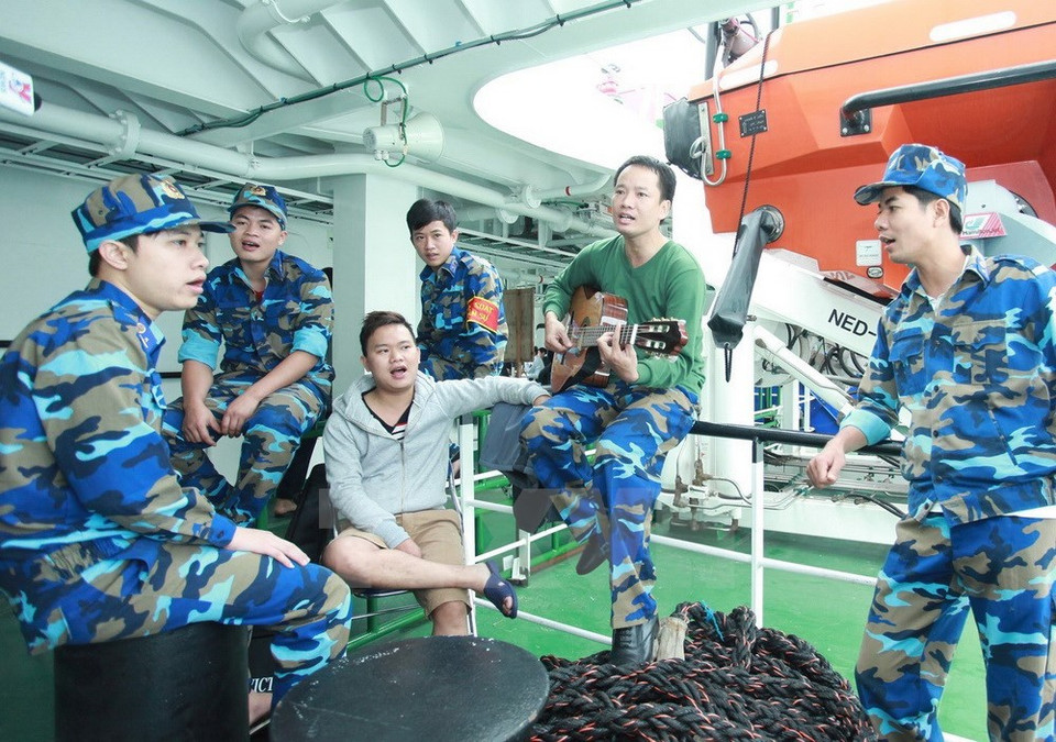 Marinos en el barco CSB 8001 (Fuente: VNA)