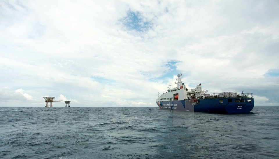 El barco CSB 8001 en la plataforma petrolera DK1/15 (Fuente: VNA)