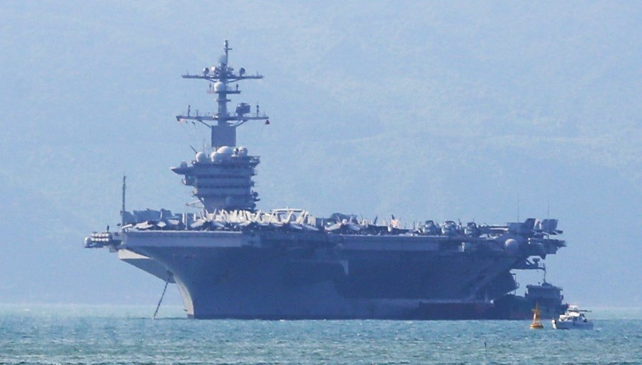 El portaviones nuclear USS Carl Vinson en Bahía de Da Nang (Fuente: VNA)