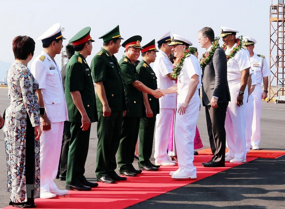 La ceremonia de recepción a marineros del portaviones nuclear USS Carl Vinson (Fuente: VNA)