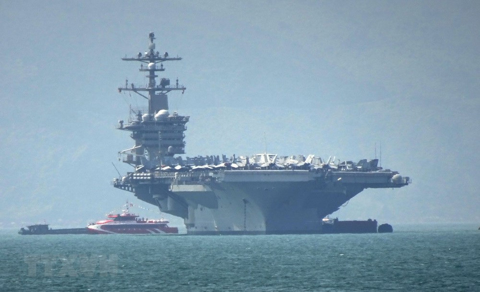 El portaviones nuclear USS Carl Vinson en Bahía de Da Nang (Fuente: VNA)