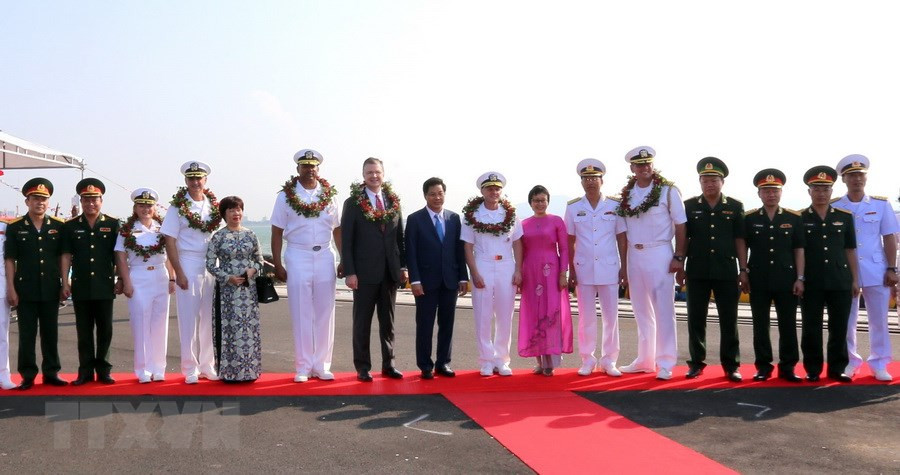 La ceremonia de recepción a marineros del portaviones nuclear USS Carl Vinson (Fuente: VNA)