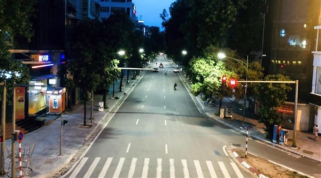 La calle Hue, en el distrito de Hai Ba Trung, se muestra sin apenas tráfico a las 19:00 (hora local) (Foto: VNA)./.