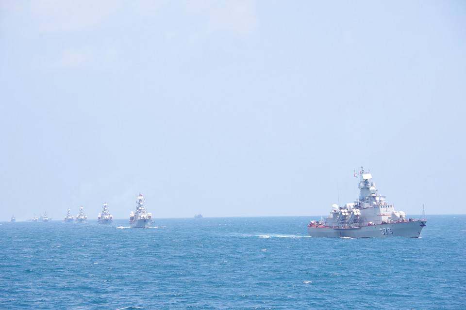 Entrenamiento de disparo de pistolas reales en el mar del Comando Guardia Costera de la Región 2 (Foto: VNA)