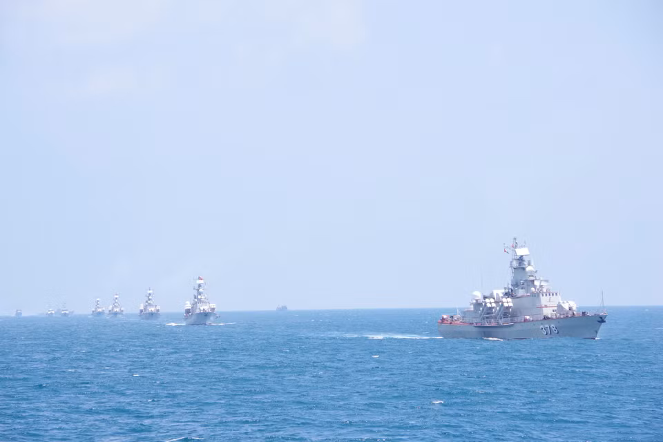 Entrenamiento de disparo de pistolas reales en el mar del Comando Guardia Costera de la Región 2 (Foto: VNA)