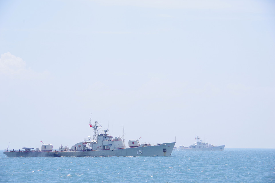  Entrenamiento de disparo de pistolas reales en el mar del Comando Guardia Costera de la Región 2 (Foto: VNA)