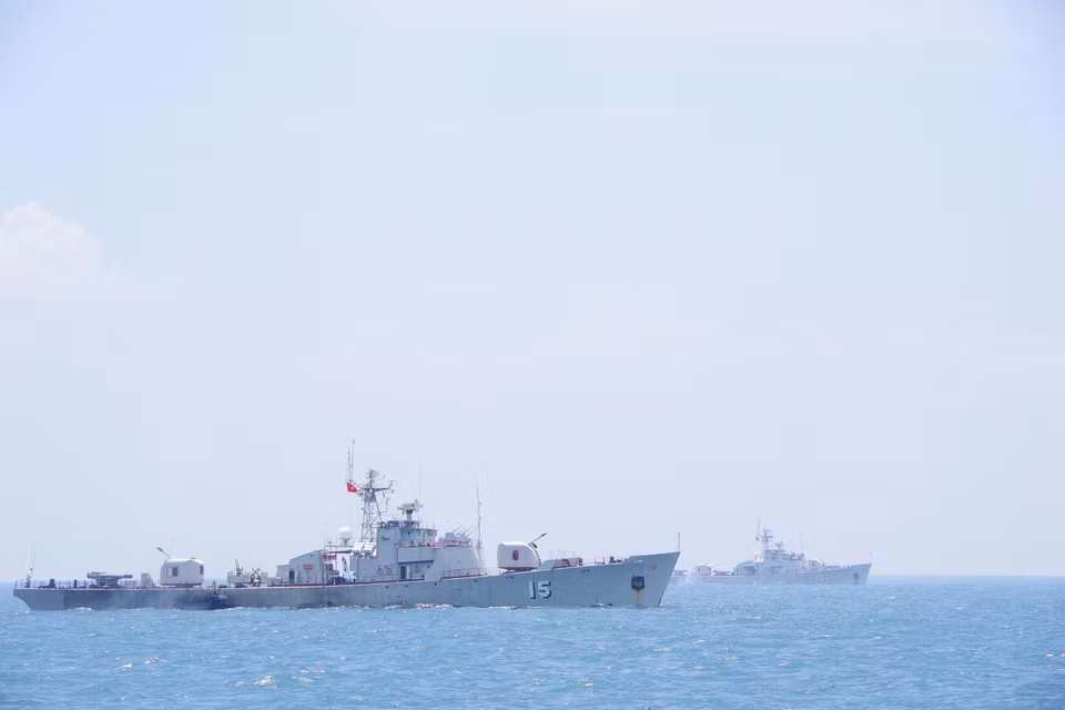  Entrenamiento de disparo de pistolas reales en el mar del Comando Guardia Costera de la Región 2 (Foto: VNA)