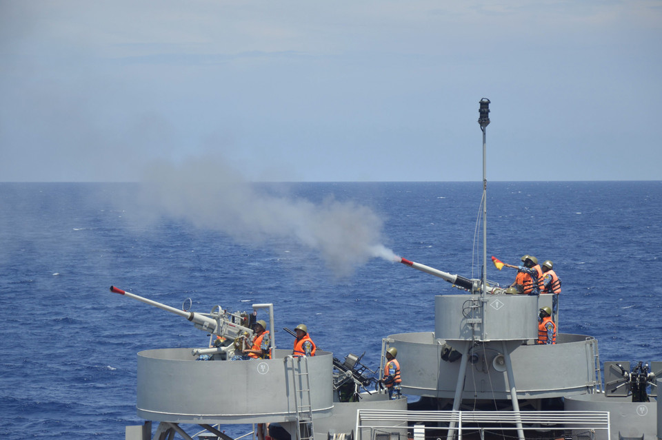 Entrenamiento de disparo de pistolas reales en el mar del Comando Guardia Costera de la Región 2 (Foto: VNA)