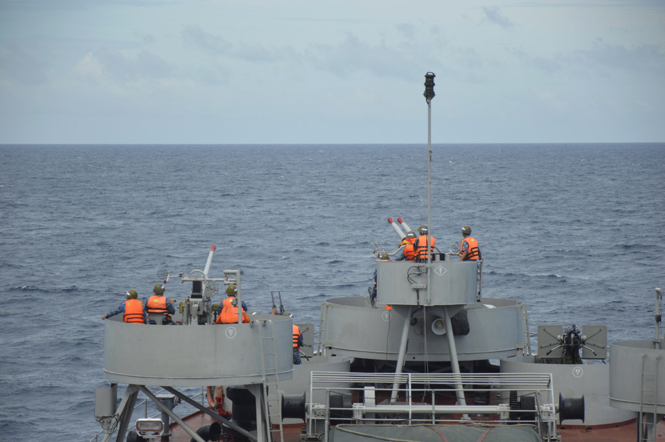Entrenamiento de disparo de pistolas reales en el mar del Comando Guardia Costera de la Región 2 (Foto: VNA)
