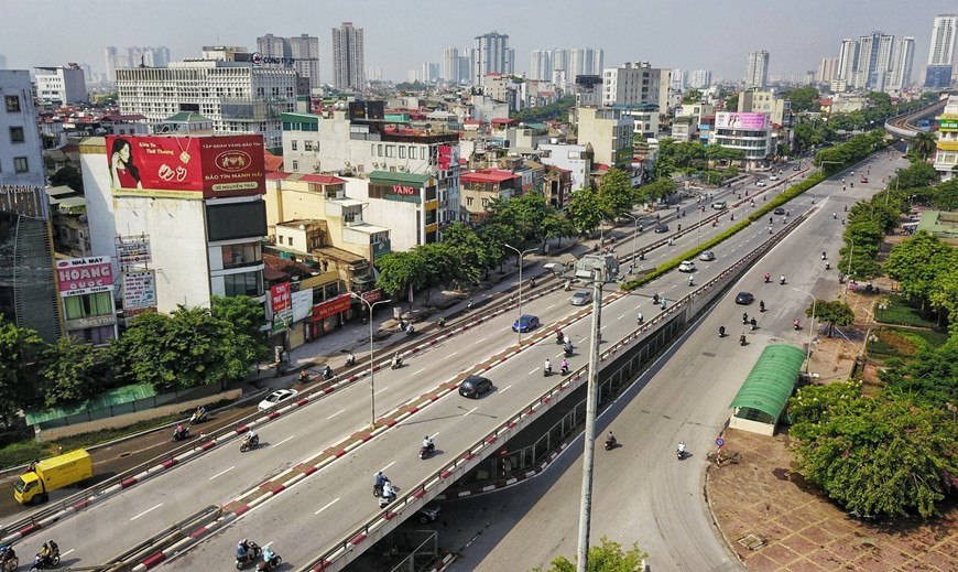 En la intersección del paso elevado de Nga Tu So, Truong Chinh - Nguyen Trai, se ha reducido la densidad del tráfico (Foto: VNA)