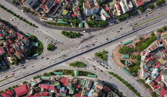 Intersección del paso elevado en Nga Tu So, Truong Chinh-Nguyen Trai, la densidad del tráfico ha disminuido en el primer día de aplicación de la Directiva 17 de acuerdo con el principio de la Directiva 16 (Foto: VNA)