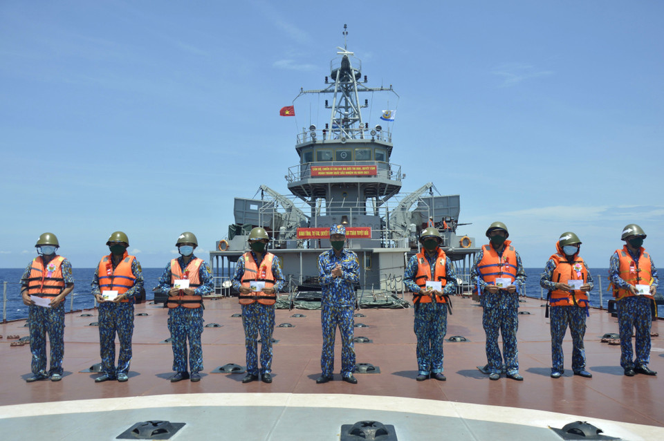Entregan reconocimientos a los soldados con destacados resultados en el entrenamiento de disparar pistolas reales (Foto: VNA).