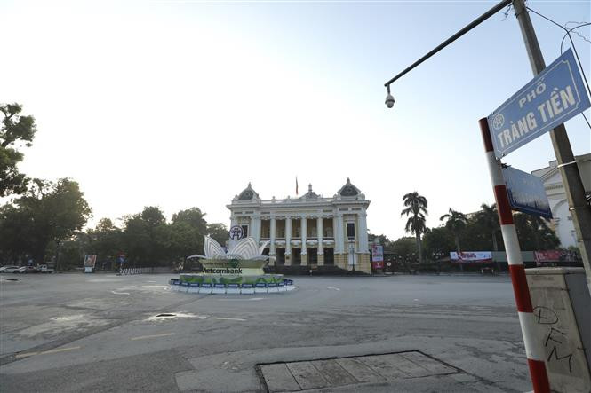 El área del Gran Teatro de la Ópera de Hanoi estaba desierta el primer día de implementación de la Directiva 17 del Comité Popular capitalino (Foto: VNA)