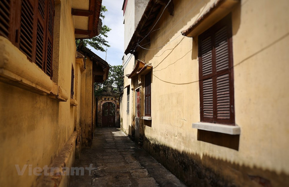 Las espaciosas villas restantes muestran cómo era el pueblo durante los tiempos de prosperidad. La edad de oro de la aldea de Cuu fue hace mucho tiempo, pero en algún lugar todavía podemos sentir el ambiente bullicioso del “Pueblo de Sastre de Hanoi”. Es interesante que el estilo arquitectónico y las formas de decorar las villas muestran las características específicas de cada familia o clan. Según los ancianos de la aldea en el pasado, las personas adineradas de la aldea eran muy meticulosas a la hora de construir sus casas. Para algunas villas, los artesanos tardaron un año en tallar las puertas. Al visitar este lugar, la gente puede imaginar el período floreciente del pueblo, como se muestra en las delicadas características de las antiguas villas. (Foto: VietnamPlus)