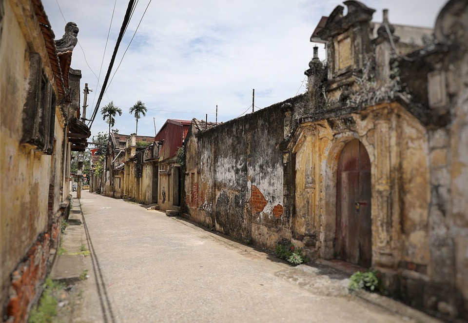 La influencia de la arquitectura occidental en el pueblo de Cuu no es difícil de entender, ya que el país estuvo bajo el dominio colonial de los franceses durante mucho tiempo. Muchas de las casas más hermosas del casco antiguo de Hanoi también heredaron este estilo. El proceso de construcción de estas obras se llevó a cabo en los años 1920 a 1945. Los visitantes disfrutan caminando por las calles pavimentadas con ladrillos y visitando las antiguas villas que recuerdan la atmósfera pacífica de un pueblo acomodado en el pasado. Además de visitar el lugar, pueden pasear por las orillas del cercano río Nhue. Las orillas de los diques tienen un hermoso césped, donde se puede hacer un pequeño picnic. (Foto: VietnamPlus)