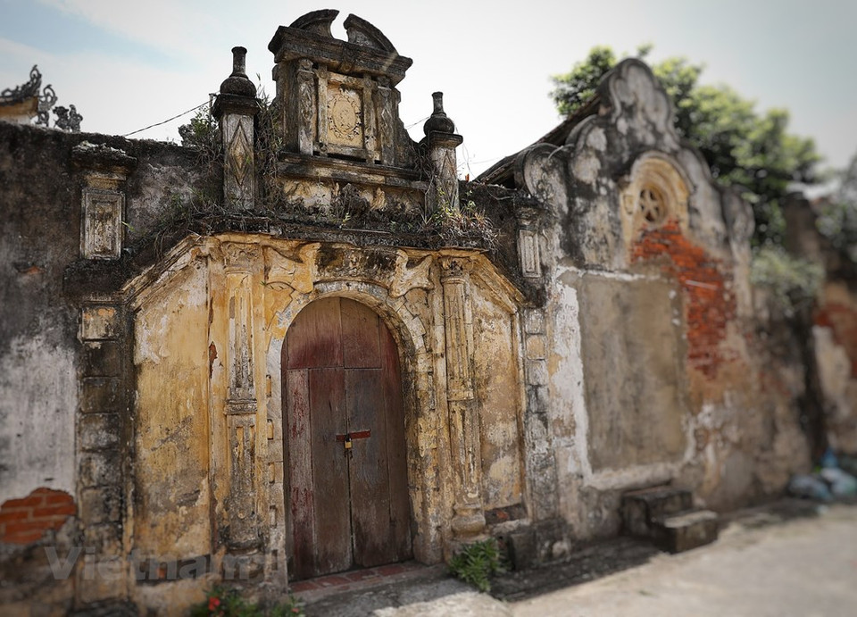 Hay villas que combinan la arquitectura clásica vietnamita, francesa y china en la aldea de Cuu. Mucha gente todavía vive en esas casas viejas. Sin embargo, hay algunas villas francesas abandonadas. Las casas de la aldea de Cuu aún conservan las características antiguas y lujosas escondidas detrás de los techos de tejas yin y yang, combinadas con tallas y arcos intrincados. El pueblo era famoso por sus habilidades con la costura y el bordado, y era conocido como la aldea de sastrería número uno en la urbe. Cientos de visitantes occidentales vinieron aquí en busca de trajes hechos a la medida. A través de diversos altibajos, Cuu, una vez apodada como la 'aldea occidental de Hanoi', todavía conserva los valores arquitectónicos como símbolo de prosperidad. (Foto: VietnamPlus)