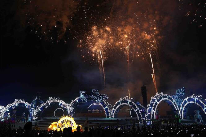 El cielo de la ciudad de Ha Long, junto a la bahía de igual nombre, que con justificadas razones ostenta el título de Patrimonio de la Humanidad y es una de las Siete Maravillas Naturales del Mundo, fue iluminado con fuegos artificiales, apoyado con musicales de fondo (Fuente: VNA)
