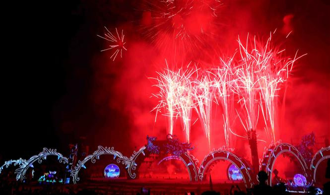 El cielo de la ciudad de Ha Long, junto a la bahía de igual nombre, que con justificadas razones ostenta el título de Patrimonio de la Humanidad y es una de las Siete Maravillas Naturales del Mundo, fue iluminado con fuegos artificiales, apoyado con musicales de fondo (Fuente: VNA)