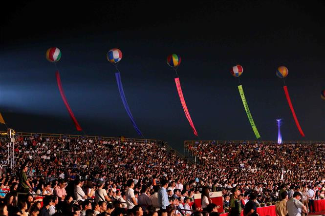 La gala, dividida en tres partes: Leyenda y Espiritualidad, Singularidad y Multicolor; Integración y Divergencia, presenta a espectadores un mundo festivo con diferentes matices y promueve la imagen de un “Ha Long- Patrimonio, Maravilla y Destino amigable” (Fuente: VNA)