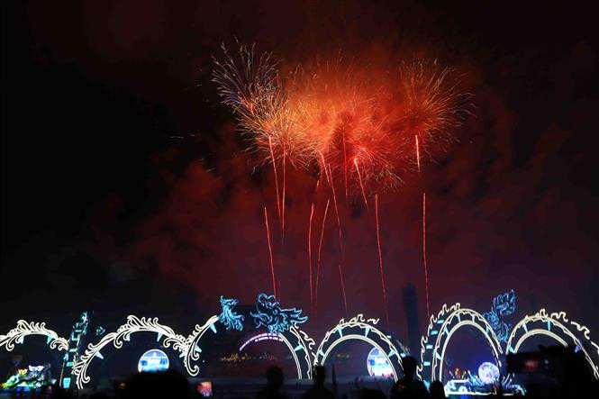 El cielo de la ciudad de Ha Long, junto a la bahía de igual nombre, que con justificadas razones ostenta el título de Patrimonio de la Humanidad y es una de las Siete Maravillas Naturales del Mundo, fue iluminado con fuegos artificiales, apoyado con musicales de fondo (Fuente: VNA)
