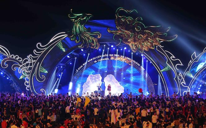 Más de dos mil artistas y 12 carrozas adornadas magníficamente con flores animaron la gala, que culminó con espectáculos pirotécnicos presentados por el equipo Ruggieri de Francia (Fuente: VNA)