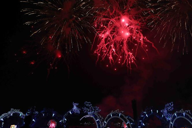 El cielo de la ciudad de Ha Long, junto a la bahía de igual nombre, que con justificadas razones ostenta el título de Patrimonio de la Humanidad y es una de las Siete Maravillas Naturales del Mundo, fue iluminado con fuegos artificiales, apoyado con musicales de fondo (Fuente: VNA)