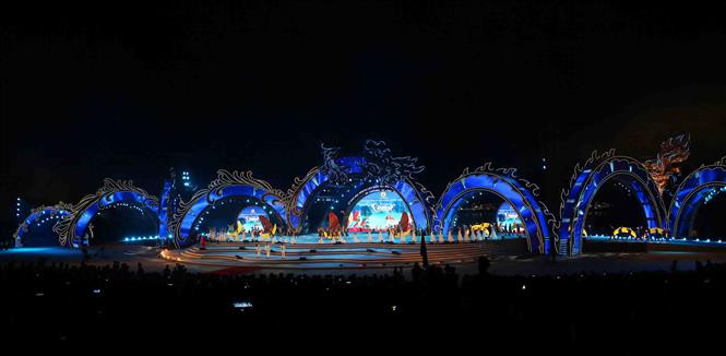 La gala, dividida en tres partes: Leyenda y Espiritualidad, Singularidad y Multicolor; Integración y Divergencia, presenta a espectadores un mundo festivo con diferentes matices y promueve la imagen de un “Ha Long- Patrimonio, Maravilla y Destino amigable” (Fuente: VNA)