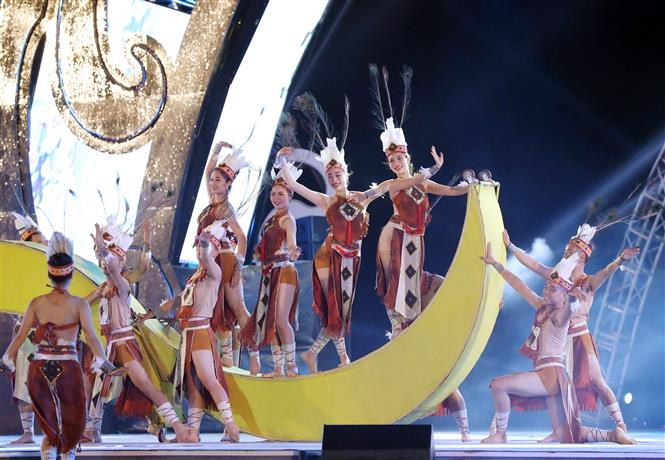 La gala, dividida en tres partes: Leyenda y Espiritualidad, Singularidad y Multicolor; Integración y Divergencia, presenta a espectadores un mundo festivo con diferentes matices y promueve la imagen de un “Ha Long- Patrimonio, Maravilla y Destino amigable” (Fuente: VNA)