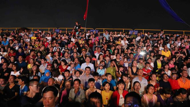 La gala, dividida en tres partes: Leyenda y Espiritualidad, Singularidad y Multicolor; Integración y Divergencia, presenta a espectadores un mundo festivo con diferentes matices y promueve la imagen de un “Ha Long- Patrimonio, Maravilla y Destino amigable” (Fuente: VNA)