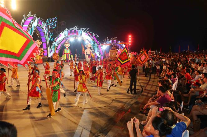 Más de dos mil artistas y 12 carrozas adornadas magníficamente con flores animaron la gala, que culminó con espectáculos pirotécnicos presentados por el equipo Ruggieri de Francia (Fuente: VNA)