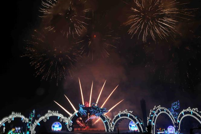 El cielo de la ciudad de Ha Long, junto a la bahía de igual nombre, que con justificadas razones ostenta el título de Patrimonio de la Humanidad y es una de las Siete Maravillas Naturales del Mundo, fue iluminado con fuegos artificiales, apoyado con musicales de fondo (Fuente: VNA)