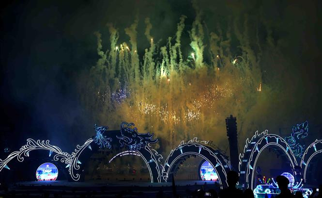 El cielo de la ciudad de Ha Long, junto a la bahía de igual nombre, que con justificadas razones ostenta el título de Patrimonio de la Humanidad y es una de las Siete Maravillas Naturales del Mundo, fue iluminado con fuegos artificiales, apoyado con musicales de fondo (Fuente: VNA)
