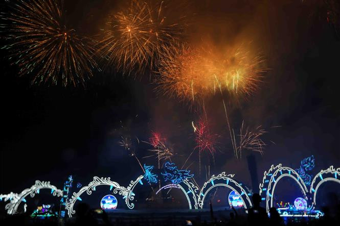El cielo de la ciudad de Ha Long, junto a la bahía de igual nombre, que con justificadas razones ostenta el título de Patrimonio de la Humanidad y es una de las Siete Maravillas Naturales del Mundo, fue iluminado con fuegos artificiales, apoyado con musicales de fondo (Fuente: VNA)