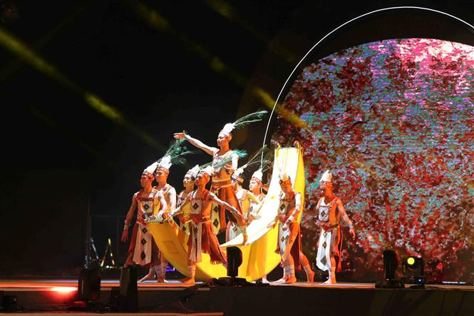 La gala, dividida en tres partes: Leyenda y Espiritualidad, Singularidad y Multicolor; Integración y Divergencia, presenta a espectadores un mundo festivo con diferentes matices y promueve la imagen de un “Ha Long- Patrimonio, Maravilla y Destino amigable” (Fuente: VNA)