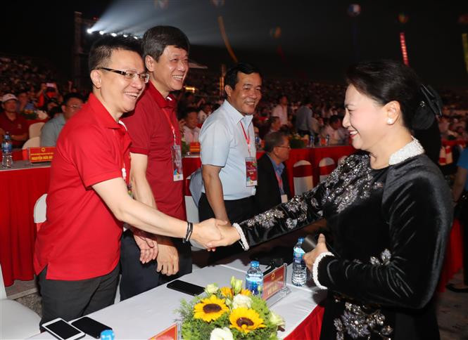 ##s###Una gran fiesta de luces y músicas marcaron hoy el comienzo del Año del Turismo Nacional 2018 Ha Long - Quang Ninh, apertura de lujo a la que asistió Nguyen Thi Kim Ngan, presidenta de la Asamblea Nacional de Vietnam (Fuente: VNA)