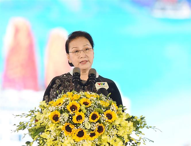 Durante su intervención en el evento, Kim Ngan destacó los resultados logrados por el gobierno y población locales, así como el papel del turismo en el desarrollo socioeconómico de Quang Ninh (Fuente: VNA)