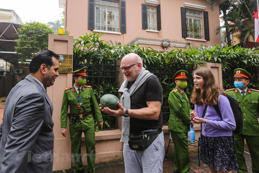 Kim Balsloew, turista dinamarqués, expresó su regocijo al recibir sandías gratis de la Embajada de Kuwait en Hanoi y destacó el gesto de alto significado de la misión diplomática. A través de esta actividad, se espera ayudar a reducir en parte la carga mientras ocurre la epidemia, afectando significativamente el consumo de productos agrícolas. Ver las sonrisas de la gente es la alegría y la mayor felicidad para las personas y organizaciones participantes en las labores concernientes. Muchas personas dijeron que este es un acto noble y lleno de humanidad. En la complicada situación actual del virus Corona, si este programa continúa implementándose, seguramente recibirá un apoyo entusiasta de la comunidad (Fuente: V+)