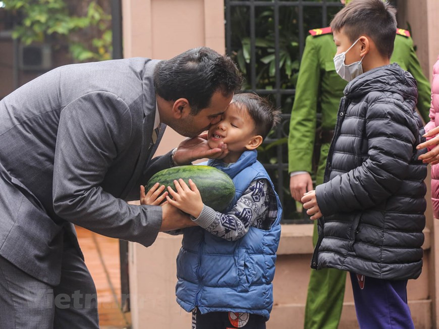 Según el personal de la Embajada de Kuwait, se prevé que ofrezcan todas las dos toneladas de sandías el 12 de febrero y se espera que el buen gesto que amplíe en la sociedad. En los últimos días, cuando estalló la epidemia de nCoV, el mercado chino no importó bienes, precios de sandía de los agricultores sufren caídas abruptas. Ante la difícil situación de los agricultores, en las redes sociales, muchas personas se movilizan para ayudar a "rescatar" la sandía, movilizándose comprando para ayudar la cantidad de sandía no se puede exportar a China debido al impacto de la epidemia nCoV. La ayuda no fue excelente, sino oportuna, cálida y ha obtenido buenos resultados. (Fuente: V+) 