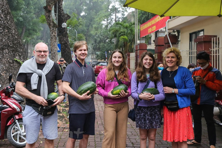 Kim Balsloew, turista dinamarqués, dice que se trata de un buen gesto de la Embajada de Kuwait en Vietnam y expresó el deseo de que esa acción generará efectos positivos en la sociedad. Este es un trabajo humano y significativo de la gente cuando los agricultores de las tierras altas tienen dificultades para exportar y consumir productos. Esta acción ayudará a los productores de sandía a aliviar un poco sus luchas y dificultades en la complicada situación de la epidemia del virus nCoV.Dang Hong Anh, presidente de la asociación, propuso que el gobierno y las agencias y agencias influyan en los bancos para reducir las tasas de interés y extender el tiempo de pago para algunas empresas con dificultades; las empresas y los departamentos compran productos agrícolas, animan a las empresas a lanzar algunos productos de zumos de frutas, independientemente del mercado de exportación chino (Fuente:V+)