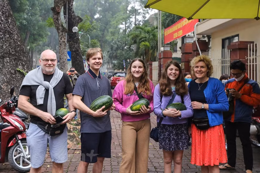 Kim Balsloew, turista dinamarqués, dice que se trata de un buen gesto de la Embajada de Kuwait en Vietnam y expresó el deseo de que esa acción generará efectos positivos en la sociedad. Este es un trabajo humano y significativo de la gente cuando los agricultores de las tierras altas tienen dificultades para exportar y consumir productos. Esta acción ayudará a los productores de sandía a aliviar un poco sus luchas y dificultades en la complicada situación de la epidemia del virus nCoV.Dang Hong Anh, presidente de la asociación, propuso que el gobierno y las agencias y agencias influyan en los bancos para reducir las tasas de interés y extender el tiempo de pago para algunas empresas con dificultades; las empresas y los departamentos compran productos agrícolas, animan a las empresas a lanzar algunos productos de zumos de frutas, independientemente del mercado de exportación chino (Fuente:V+)