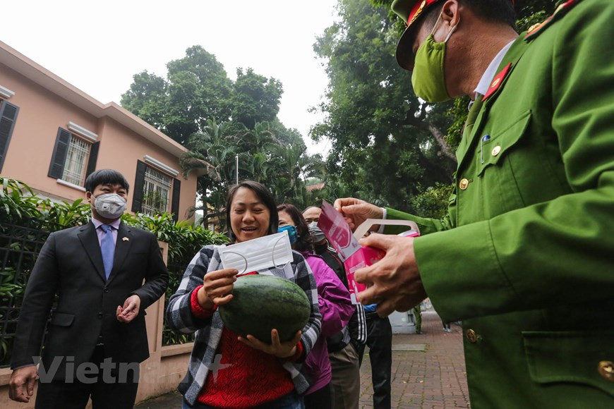 Se reparten también mascarillas a las personas que realizan la cola para recibir sandías, lo que evita riesgo de transmisión del virus SARS- CoV- 2 .Para promover las ventajas de vincular la producción agrícola, una de las soluciones para garantizar la salida de los productos agrícolas, en especial en el período epidémico, según los expertos, en los próximos tiempos es necesario promover la investigación, proponer el desarrollo y fortalecer los vínculos desde la perspectiva del desarrollo de la cadena agrícola, especialmente la cadena de valor de los productos agrícolas. Necesita unificar y prestar atención para sincronizar todas las etapas desde la producción hasta los consumidores. En particular, existe la forma de vinculación entre negocios, empresas y hogares de agricultores en las zonas montañosas, pero solo en las zonas de producción de productos básicos. Mientras que en la mayoría de las áreas montañosas, es difícil que los productos se concentren en grandes cantidades (Fuente:V+) 