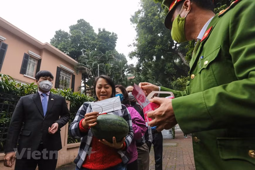 Se reparten también mascarillas a las personas que realizan la cola para recibir sandías, lo que evita riesgo de transmisión del virus SARS- CoV- 2 .Para promover las ventajas de vincular la producción agrícola, una de las soluciones para garantizar la salida de los productos agrícolas, en especial en el período epidémico, según los expertos, en los próximos tiempos es necesario promover la investigación, proponer el desarrollo y fortalecer los vínculos desde la perspectiva del desarrollo de la cadena agrícola, especialmente la cadena de valor de los productos agrícolas. Necesita unificar y prestar atención para sincronizar todas las etapas desde la producción hasta los consumidores. En particular, existe la forma de vinculación entre negocios, empresas y hogares de agricultores en las zonas montañosas, pero solo en las zonas de producción de productos básicos. Mientras que en la mayoría de las áreas montañosas, es difícil que los productos se concentren en grandes cantidades (Fuente:V+) 