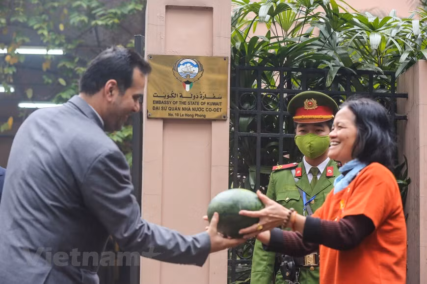 Un representante de la Embajada de Kuwait en Vietnam reafirmó que se realizarán similares actividades en el futuro para respaldar a los agricultores vietnamitas. La tendencia inevitable de la agricultura moderna y sostenible es construir con éxito un modelo que vincule a "agricultores - estado - científicos - empresarios - bancos - periodistas". Después de todo, si están estrechamente vinculadas, todas las partes se beneficiarán. Por otro lado, en el desarrollo socioeconómico del país, la agricultura siempre se coloca en el centro, una fuerza impulsora importante. El Partido y el Estado han determinado que el desarrollo de la agricultura, los agricultores y las zonas rurales debe depender de la ciencia y tecnología y priorizar la inversión en esas cuestiones. Para implementar los importantes objetivos del sector agrícola, la comunicación juega un papel muy importante (Fuente: V+)