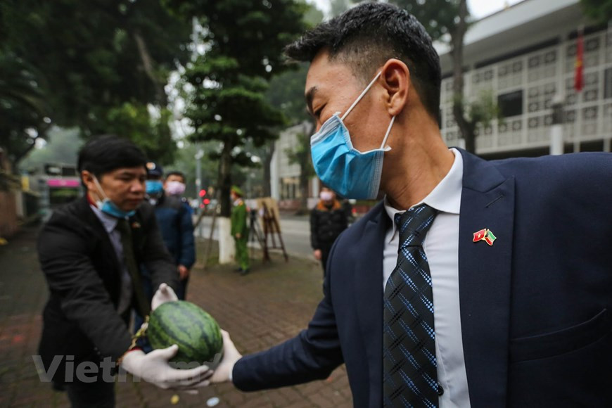 El personal de la Embajada reparte sandías a los residentes locales, teniendo en cuenta la distancia mínima y el uso de guantes para evitar cualquier riesgo de transmisión del virus SARS- CoV-2. De acuerdo con los expertos, este contexto evidencia varias lecciones importantes para los cultivadores: equilibrar y asignar recursos para la inversión en infraestructura de producción agrícola para formar zonas concentradas de producción de productos básicos de acuerdo con las fortalezas de cada localidad en asociación con la promoción de la aplicación de los avances científicos y técnicos a la producción, construyendo marcas agrícolas, contribuirán a incrementar la competitividad de los productos en el mercado. Junto a ello, el buen desempeño del rol de gestión del Estado en la supervisión de la firma de contratos entre el productor y el consumidor de productos agrícolas, asegurando el principio de que todas las partes involucradas en la asociación son iguales y tienen el mismo beneficios, contribuirán a la construcción de vínculos sostenibles y efectivos (Fuente: V+) 