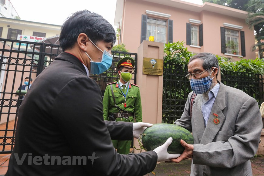 Desde muy temprano,hay mucha gente que hace la cola para recibir sandías y se reparten también mascarillas a las personas que realizan la cola para recibir sandías. Actualmente, debido al impacto de la enfermedad provocada por el virus corona, las provincias especializadas en el cultivo de sandía y pitahaya, como Binh Thuan, Gia Lai, Long An, Tien Giang ... enfrentan muchas dificultades en la producción de productos. La solución que ofrecen muchos Departamentos de Industria y Comercio de provincias y ciudades del sur es conectar y apoyar a las empresas para consumir en el mercado doméstico, en pos de ayudar a los agricultores a superar las dificultades (Fuente: V+)