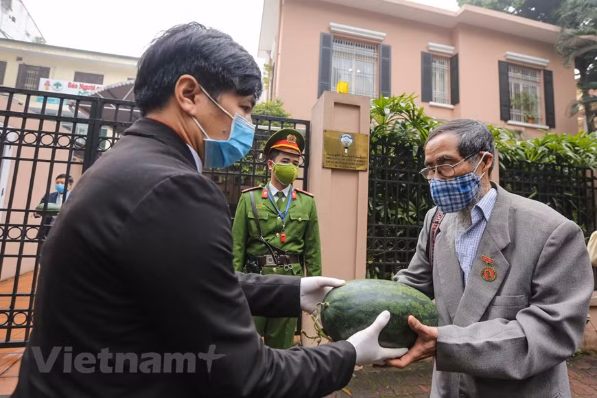 Desde muy temprano,hay mucha gente que hace la cola para recibir sandías y se reparten también mascarillas a las personas que realizan la cola para recibir sandías. Actualmente, debido al impacto de la enfermedad provocada por el virus corona, las provincias especializadas en el cultivo de sandía y pitahaya, como Binh Thuan, Gia Lai, Long An, Tien Giang ... enfrentan muchas dificultades en la producción de productos. La solución que ofrecen muchos Departamentos de Industria y Comercio de provincias y ciudades del sur es conectar y apoyar a las empresas para consumir en el mercado doméstico, en pos de ayudar a los agricultores a superar las dificultades (Fuente: V+)