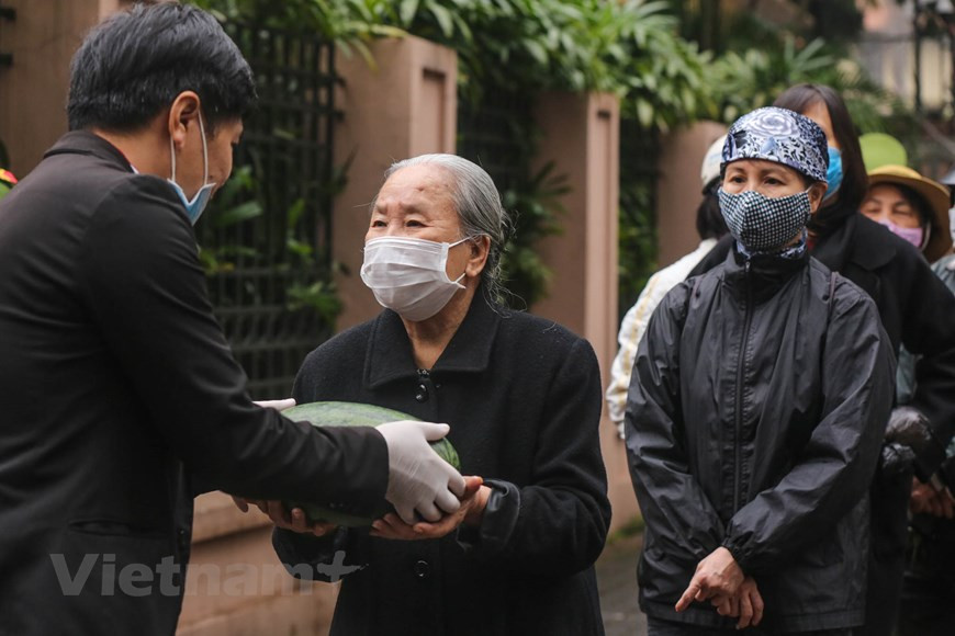 Con anterioridad, la Embajada de Kuwait repartió también otros cuatro toneladas de sandías comparadas de los agricultores vietnamitas que enfrentan dificultades para vender sus productos. Según especialistas, se debe ampliar el desarrollo y la expansión de los mercados rurales existentes para fortalecer los vínculos no contractuales.Por otro lado, debido a la tecnología obsoleta, los costos de producción en nuestra agricultura siguen siendo muy altos. Por lo tanto, la competitividad de los productos agrícolas vietnamitas es a menudo más baja en comparación con otros productos agrícolas, no solo en el mercado internacional sino también en el mercado interno. Esa situación plantea requisitos urgentes para mejorar la tecnología de producción agrícola (Fuente:V+)