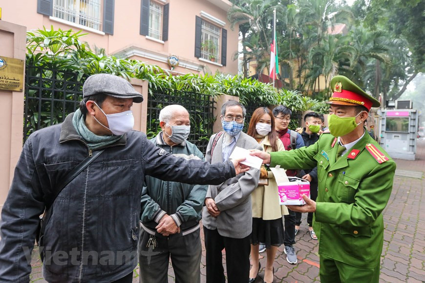 Se reparten también mascarillas a las personas que realizan la cola para recibir sandías, en pos de evitar cualquier riesgo de expansión del COVID-19. Muchas personas, muchos grupos en las localidades, una vez más iniciaron la campaña pidiendo "rescate" como una medida para compartir con los agricultores en esta difícil situación. Esta situación no solo hace sufrir a los agricultores, muchas personas quiebran sino que también hace que el país pierda una gran cantidad de productos, afectando el desarrollo del sector agrícola y la economía nacional. Según la Embajada, la solidaridad en la situación tal como hoy contribuirá a repeler el mal y a ayudar a las agricultores afectados a superar las dificultades (Fuente: V+) 