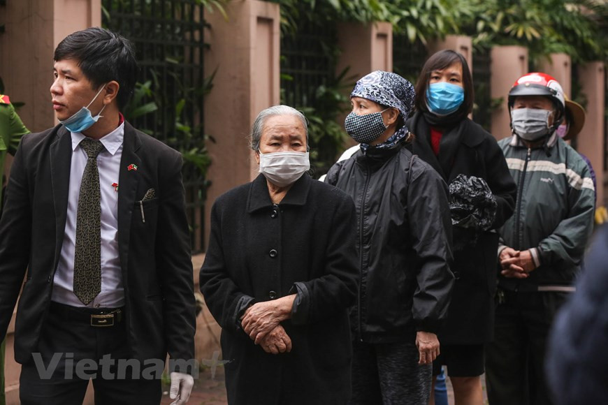 Ante la caída de precios de sandías debido al COVID-19, la Embajada de Kuwait en Vietnam compró dos toneladas de sandías para repartir de forma gratuita al público. La pandemia de COVID-19 ha afectado a casi todos los sectores de Vietnam, incluido la agricultura. Los cultivadores de sandías y pitahayas son los más afectados por el mal, debido a las dificultades para la exportación y la caída de precios ante el cierre de frontera con China. Ante esa situación, varias organizaciones nacionales e internacionales decidieron comprar sandías y repartir de forma gratuita esa fruta a la población, en pos de respaldar a los cultivadores de sandías en la superación de las dificultades (Fuente:V+)